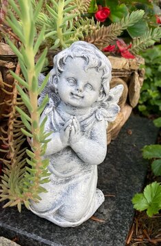 statue of angel
Engel auf dem Friedhof auf einem Grab