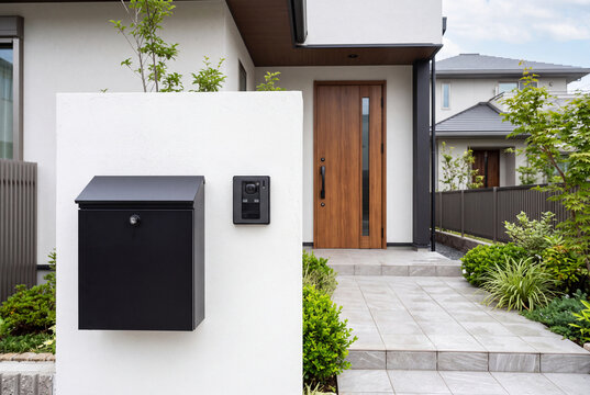 新築住宅の玄関前に設置された郵便ポストとインターホン