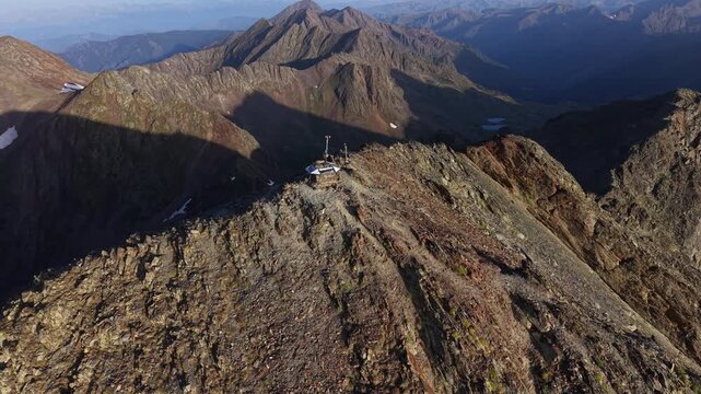 Drone 4K sobre la cima de los Pirineos al atardecer con vistas panor&aacute;micas del horizonte