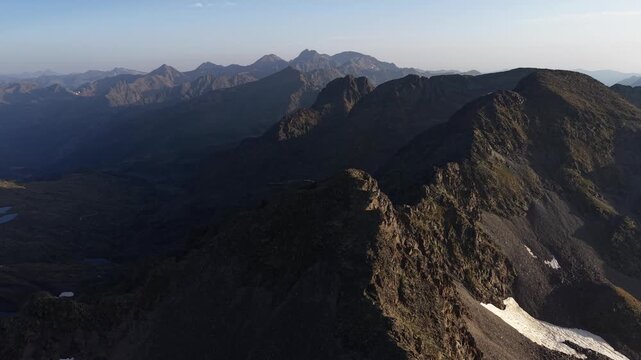 Drone 4K sobre la cima de los Pirineos al atardecer con vistas panor&aacute;micas del horizonte