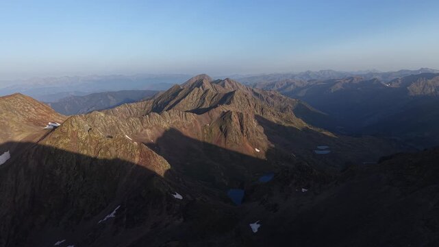Drone 4K sobre la cima de los Pirineos al atardecer con vistas panor&aacute;micas del horizonte