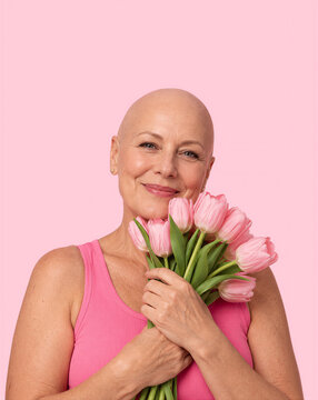 Mulher madura com flores campanha outubro rosa