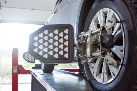 Wheel alignment target, rim clamp, suspension geometry measurement, steering calibration, automotive diagnostics, tire wear correction and workshop service.