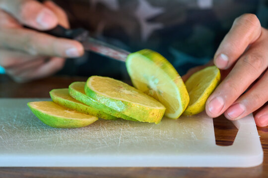 Rebanadas de c&iacute;tricos frescos: preparaci&oacute;n culinaria, corte de alimentos, concepto de alimentaci&oacute;n saludable