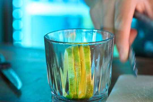 Refrescante c&oacute;ctel de c&iacute;tricos: primer plano de un vaso con rodajas de lima
