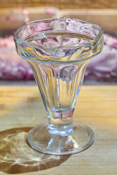 Copa vac&iacute;a de cristal, para coctel de camar&oacute;n.