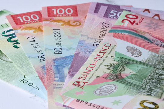 Primer plano de billetes de monedas de pesos mexicanos: conceptos financieros y riqueza