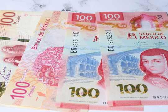 Diferentes billetes de 100 pesos mexicanos de denominaci&oacute;n, varias versiones