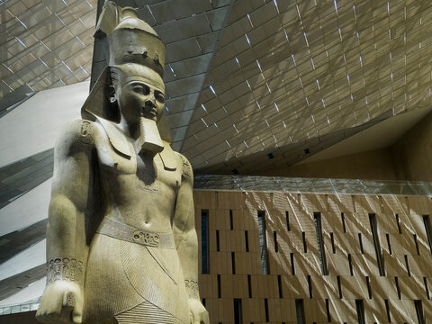 La colosal estatua de Rams&eacute;s II en el interior del gran museo de Egipto