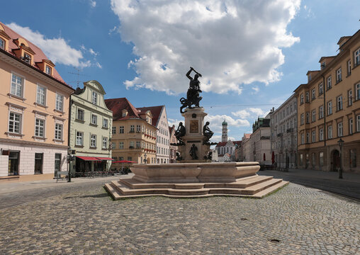 Augsburg, Stadtbummel in Augsburgs Prachtstrasse, Maximilian Strasse, mit Blick auf den Herkules Brunnen in der romantischen Schwabenstadt am Lech. Schwaben, Bayern, Deutschland.