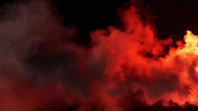 濃い赤と黒の煙が水平にうねり鮮烈な朱色の煙が炎のように盛り上がる