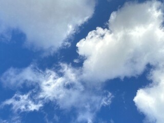 Obraz premium Scenic Blue Sky with Fluffy Clouds and Natural Cloud Patterns