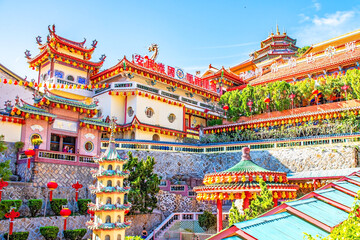 Fototapeta premium Kek Lok Si Tempel ist die größte buddhistische Tempelanlage Malaysias in Air Itam, einem Vorort von George Town auf der Insel Penang.