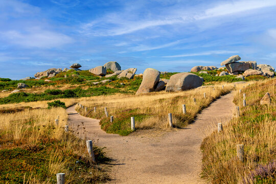 Felsenlandschaft an der C&ocirc;te de Granit Rose, Bretagne, Frankreich, Europa