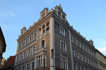 Obraz premium Historic ornate prague corner building facade with sgraffito decoration for architectural background and travel banner