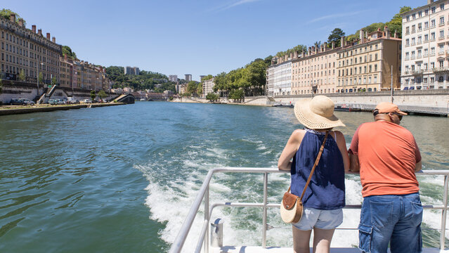 couple de touriste sur un bateau sur la Sa&ocirc;ne &agrave; Lyon, transport en commun par navette fluviale assur&eacute; sur la Sa&ocirc;ne au sein de la M&eacute;tropole de Lyon