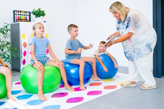 Kids practice mental arithmetic with a digital learning app while performing physical activities, combining calculation, concentration, movement and coordination.