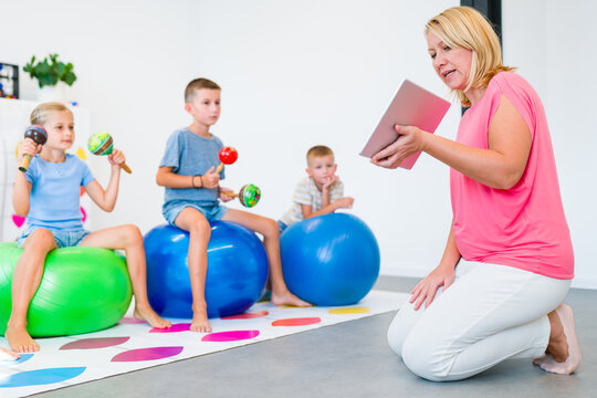 Kids practice mental arithmetic with a digital learning app while performing physical activities, combining calculation, concentration, movement and coordination.