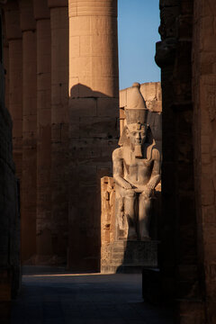primeros rayos de sol sobre la estatua de Rams&eacute;s II en el Templo de L&uacute;xor