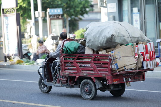 Recycling Cargo Tricycle Carrying Cardboard in Dengfeng, China