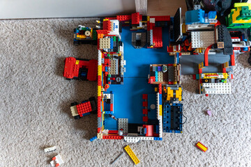 Obraz premium Warsaw, Poland - Sep 4, 2026: Piles of assorted LEGO building blocks scattered across a carpeted floor