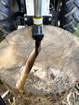 Brennholz wird mit Holzspalter gespalten