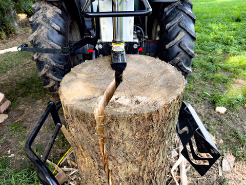 Brennholz wird mit Holzspalter gespalten