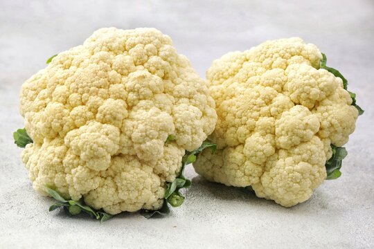Fresh cauliflower or kembang kol with a crisp white head and green leaves, a versatile cruciferous vegetable commonly used in stir-fries, soups, steamed dishes, and various healthy recipes