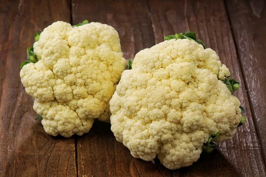 Fresh cauliflower or kembang kol with a crisp white head and green leaves, a versatile cruciferous vegetable commonly used in stir-fries, soups, steamed dishes, and various healthy recipes