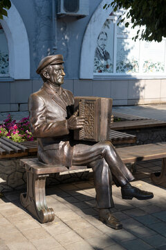 ELETS, RUSSIA - JULY 03, 2026: Sculpture &ldquo;Harmonist with a Yelets accordion&rdquo;. Yelets, Lipetsk region (vertical)