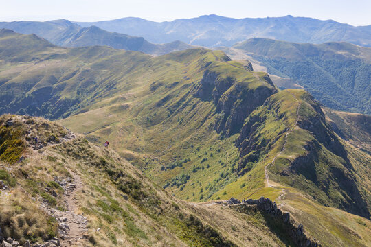 chemin de Randonn&eacute;e en &eacute;t&eacute; dans le Cantal, sentier de randonn&eacute;e entre le Puy Mary et la br&egrave;che de Rolland avec panorama sur les sommets cantaliens	
