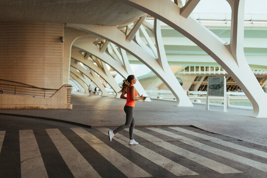Spain, Valencia, woman running at Ciudad de las Artes y de Las Ciencias
