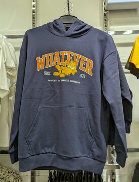 Tiempo de oto&ntilde;o. Sudadera con capucha con el gato Garfield y el texto WHATEVER SINCE 1978, PROPERTY OF GARFIELD UNIVERSITY. Tienda Primark, Madrid, Espa&ntilde;a, 18 de agosto de 2026