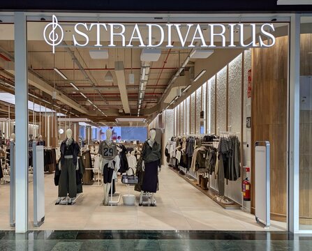Tiempo de oto&ntilde;o. Vista de frente de la entrada con ropa de temporada de oto&ntilde;o en maniqu&iacute;es, perchas y estantes de una tienda de ropa Stradivarius en Madrid, Espa&ntilde;a, 29 de agosto de 2026