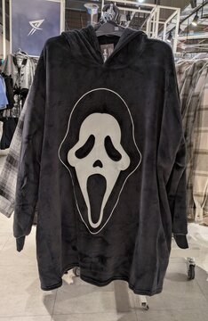 Tiempo de Halloween. Vista de frente de una bata con capucha con el estampado de la cabeza de Ghost Face The Icon of Halloween, en tienda Primark de Madrid, Espa&ntilde;a, 2 de septiembre de 2027
