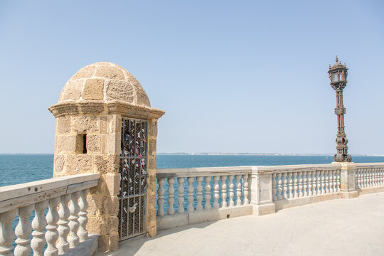 Historic sea promenade of C&aacute;diz, Spain
