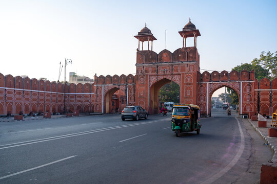 Auto rickshaw passing Zorawar Singh Gate in Jaipur