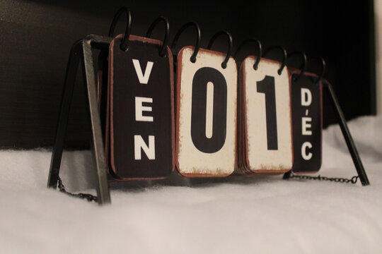 Calendrier perp&eacute;tuel de style vintage affichant le vendredi, photographi&eacute; en gros plan dans la neige. Ambiance hivernale chaleureuse, d&eacute;coration rustique et concept de saison froide.