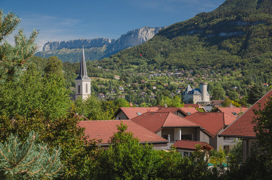 Vue du panorama environnant le village de Duingt