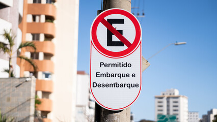 Passenger pickup and drop-off parking sign in Brazil © Endrio