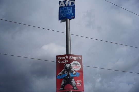 Wahlplakate der AfD mit dem Slogan &bdquo;Berlin. Sicher. Machen.&ldquo; und der SPD mit dem Motiv &bdquo;Krach gegen Nazis&ldquo; und dem Berliner B&auml;ren in Lichtenberg, Berlin, 05.09.2026