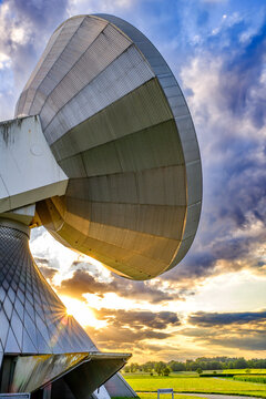 Radio telescope of a satellite earth station