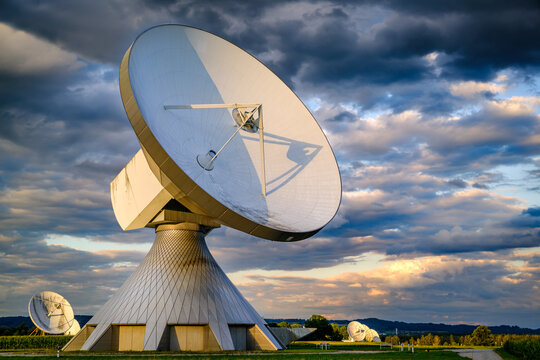 Radio telescope of a satellite earth station