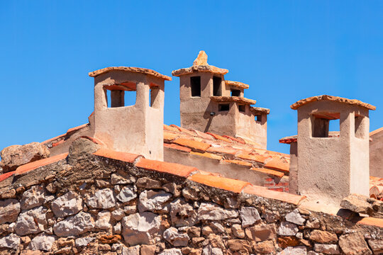 grupo de chimeneas en un tejado de Culla, Castell&oacute;n, Espa&ntilde;a
