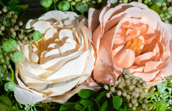 rosas de tela de colores blanco y salm&oacute;n