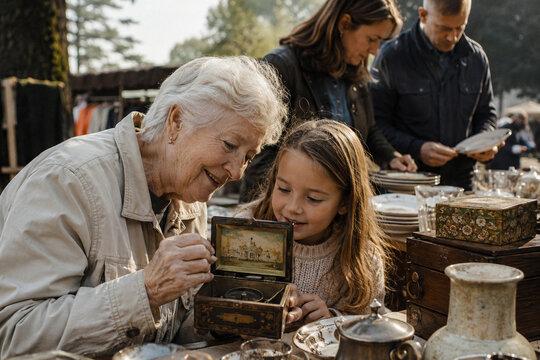Generationen entdecken eine alte Spieluhr