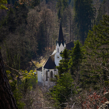 Kirche in einer Waldlichtung &ndash; Kuratienkirche Meschach, Vorarlberg, &Ouml;sterreich