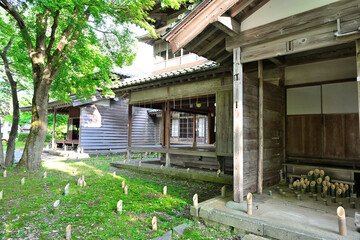 新緑に囲まれた東桂園の日本庭園（新潟県関川村） © UI_forever