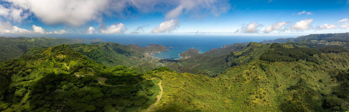 magnifique vue a&eacute;rienne de la baie de taiohae sur l'ile de nuku hiva dans l'archipel des marquises en polyn&eacute;sie francaise 