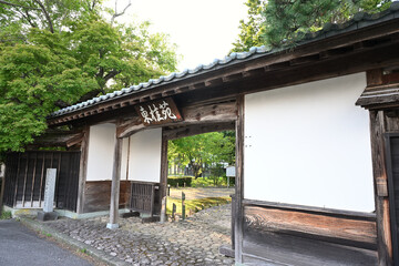 東桂園の入口にある木造門と石畳（新潟県関川村） © UI_forever